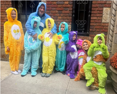 Болдуїн із сімома дітьми та дружиною побавився в кольорових піжамах на Геловін (фото) Болдуїн із сімома дітьми та дружиною побавився в кольорових піжамах на Геловін (фото)