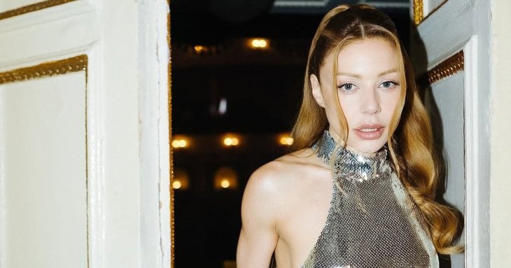 Спокуслива Тіна Кароль у напівпрозорій сукні засвітила пишний бюст у новому відвертому фотосеті