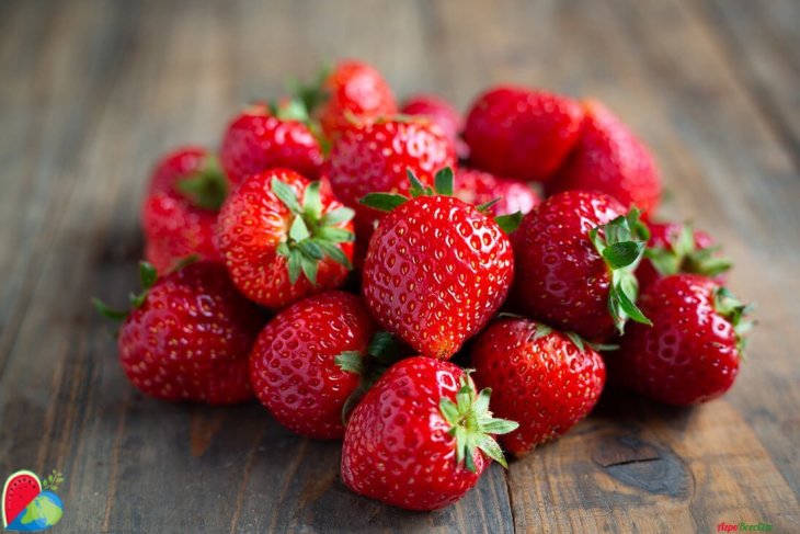 Медики назвали ознаки небезпечної для здоров'я полуниці