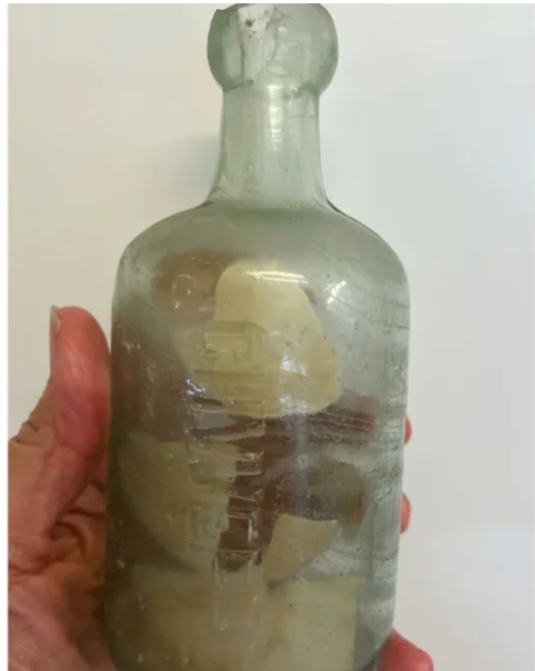 На пляжі в Австралії знайшли послання солдатів Першої світової війни у пляшці через понад 100 років На пляжі в Австралії знайшли послання солдатів Першої світової війни у пляшці через понад 100 років