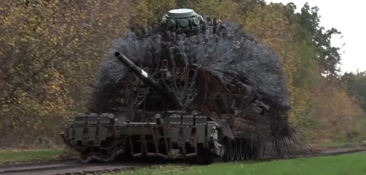 "Не проїхав і 10 км": в армії РФ скаржаться на танки-їжаки, які завчасно виходять із ладу. Фото "Не проїхав і 10 км": в армії РФ скаржаться на танки-їжаки, які завчасно виходять із ладу. Фото