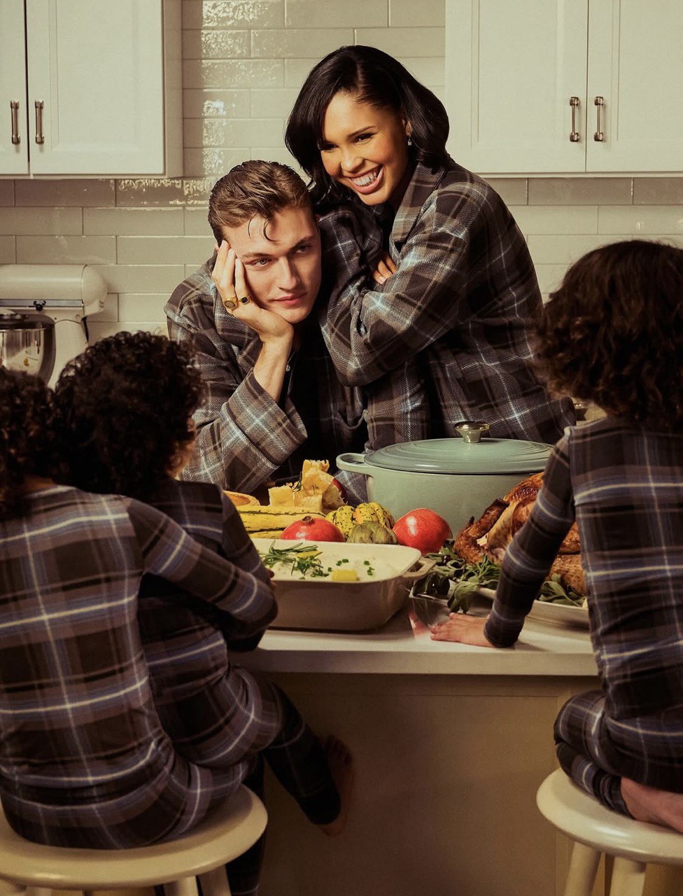 У стилі trad-wife: багатодітна модель Нара Сміт у кампейні Skims