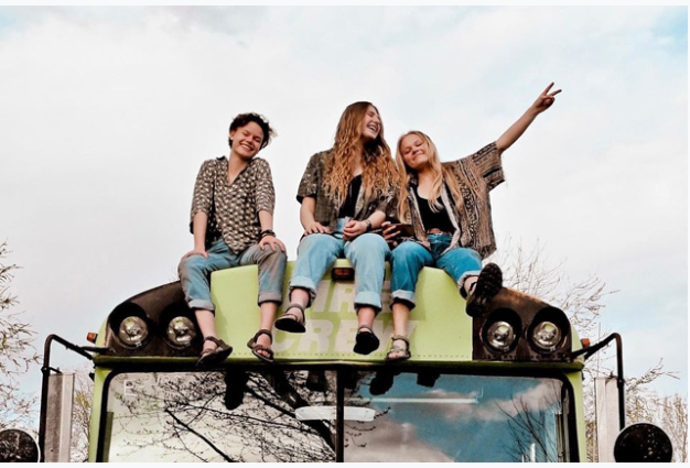 Три дівчини покинули одного хлопця… і здійснили його мрію! Три дівчини покинули одного хлопця… і здійснили його мрію!