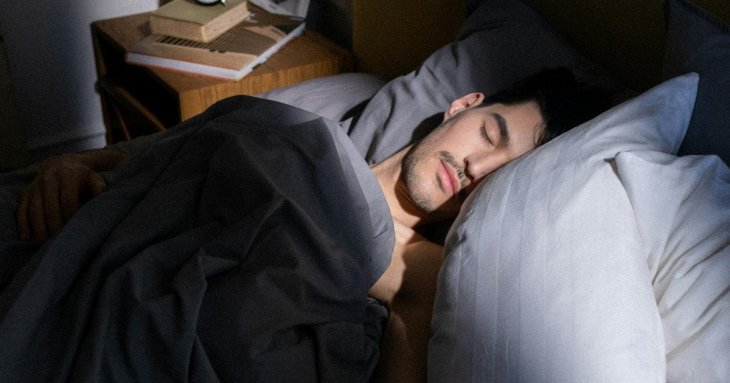 Чи справді ми ковтаємо вночі павуків: вчені розкрили правду про сон