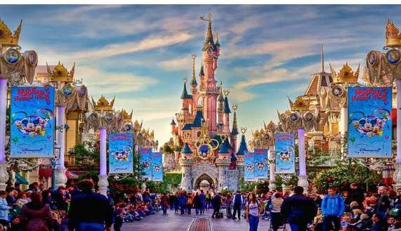 Туристів попереджають про суворий дрес-код у «Діснейленді» Туристів попереджають про суворий дрес-код у «Діснейленді»