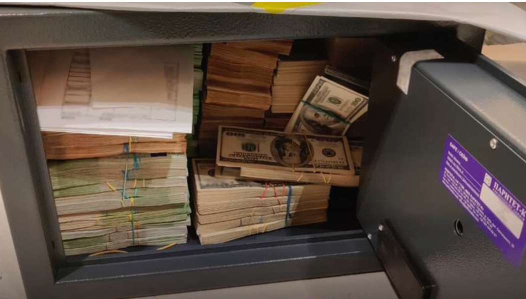 Плейлист корупціонерів: які пісні слухали фігуранти операції "Мідас" Плейлист корупціонерів: які пісні слухали фігуранти операції "Мідас"