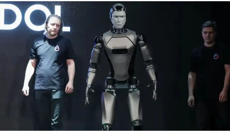 Перший російський людиноподібний робот з ШІ впав під час презентації у Москві. Його намагалися прикрити, але невдало Перший російський людиноподібний робот з ШІ впав під час презентації у Москві. Його намагалися прикрити, але невдало
