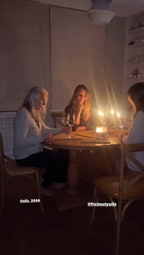 Ольга Фреймут із мамою та рідною сестрою / © instagram.com/freimutolia