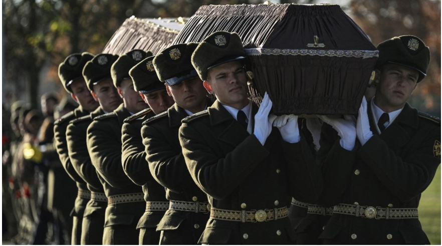 Київ з розпростертими обіймами зустрічає українських злочинців, депортованих з Америки, на передову,-західна преса Київ з розпростертими обіймами зустрічає українських злочинців, депортованих з Америки, на передову,-західна преса