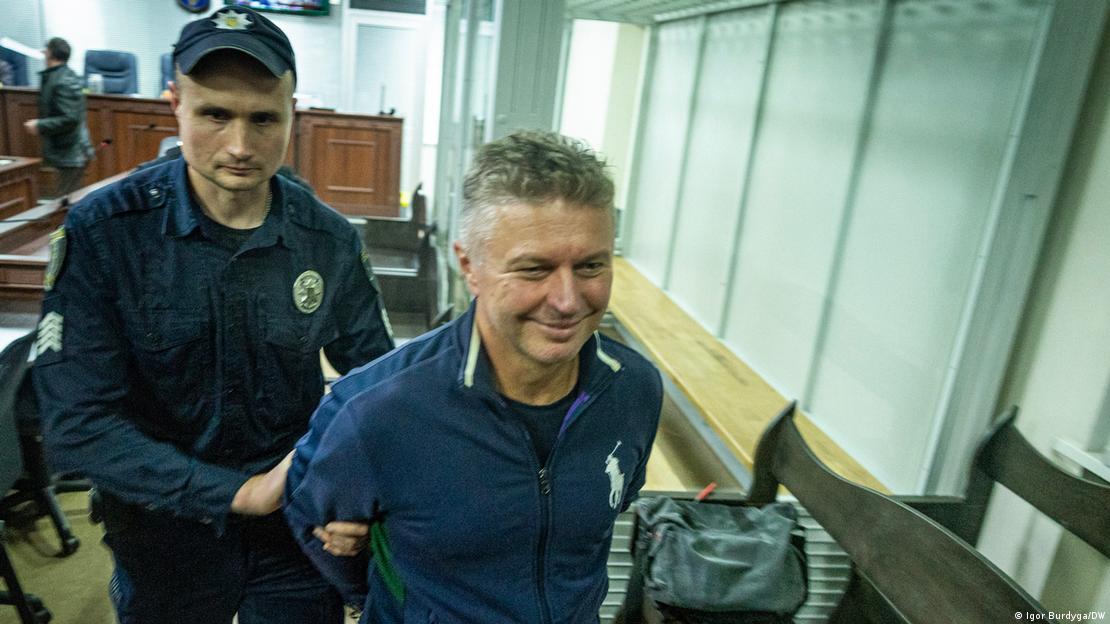 Ігор Фурсенко стверджує, що носив у коробках не мільйони доларів, а пляшки з вином Ігор Фурсенко стверджує, що носив у коробках не мільйони доларів, а пляшки з вином