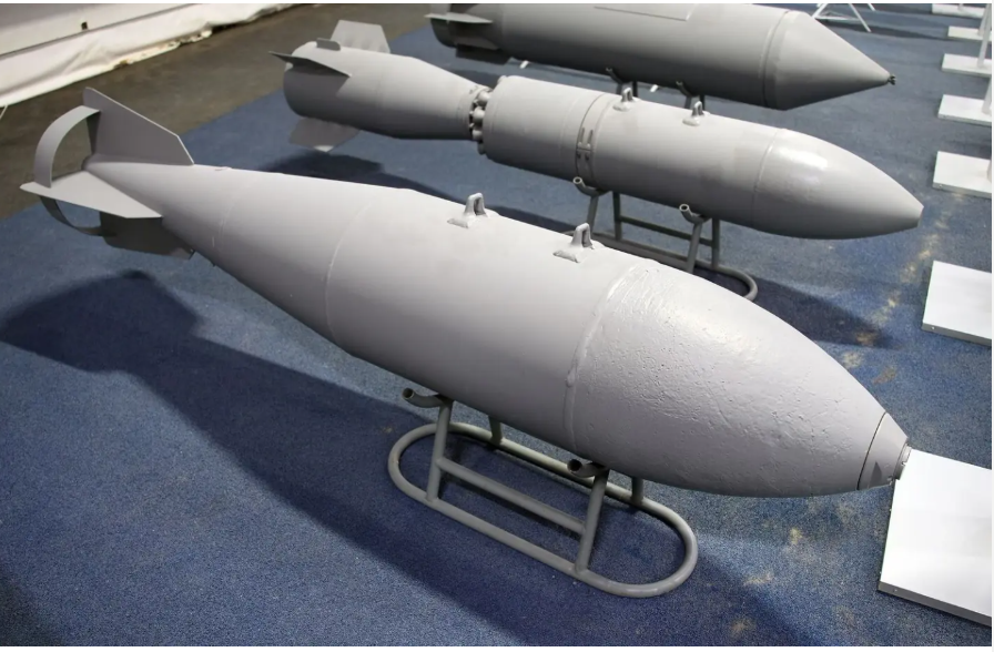 Впала на подвір'я в окупованій Макіївці: російський бомбардувальник "загубив" ще одну авіабомбу Впала на подвір'я в окупованій Макіївці: російський бомбардувальник "загубив" ще одну авіабомбу