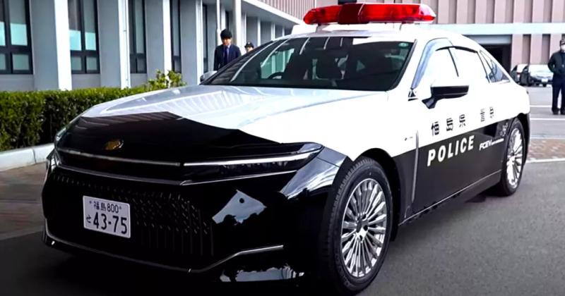 Водневий седан Toyota Crown став таксі та поліцейським автомобілем у Японії.
