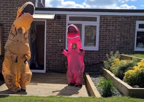 довгоочікувана зустріч із динозаврами Бабуся та дідусь після року розлуки зустрілися не з родичами, а з динозаврами (ВІДЕО)