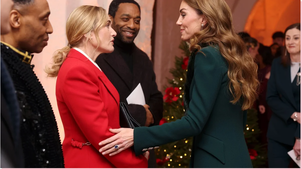 Як Кейт Вінслет вбралась на захід до Кейт Міддлтон: класика у різдвяних кольорах Як Кейт Вінслет вбралась на захід до Кейт Міддлтон: класика у різдвяних кольорах