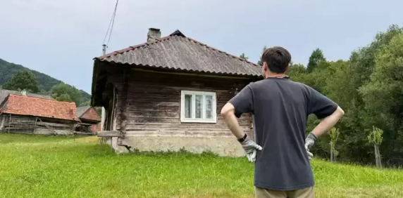 Чоловік купив стару хату в Карпатах: що він побачив всередині Чоловік купив стару хату в Карпатах: що він побачив всередині