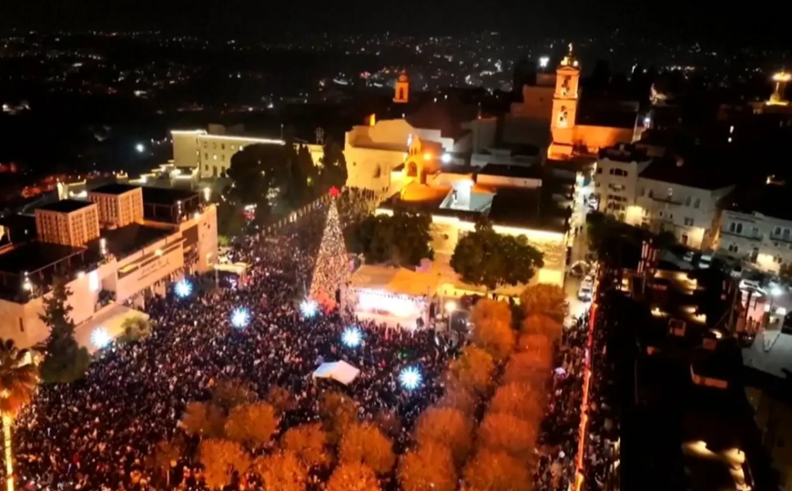 Різдвяна ялинка у Віфлеємі вперше засвітилася з початку війни в Газі Різдвяна ялинка у Віфлеємі вперше засвітилася з початку війни в Газі