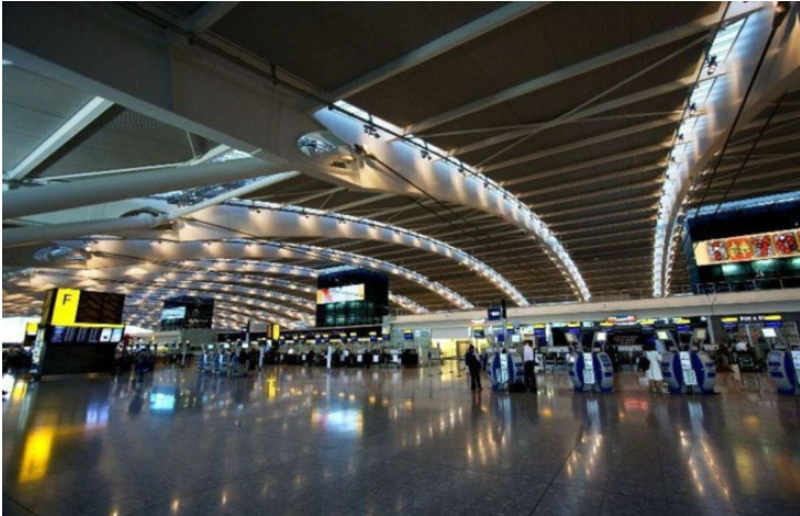 У лондонському аеропорту Хітроу людей атакували перцевим спреєм У лондонському аеропорту Хітроу людей атакували перцевим спреєм