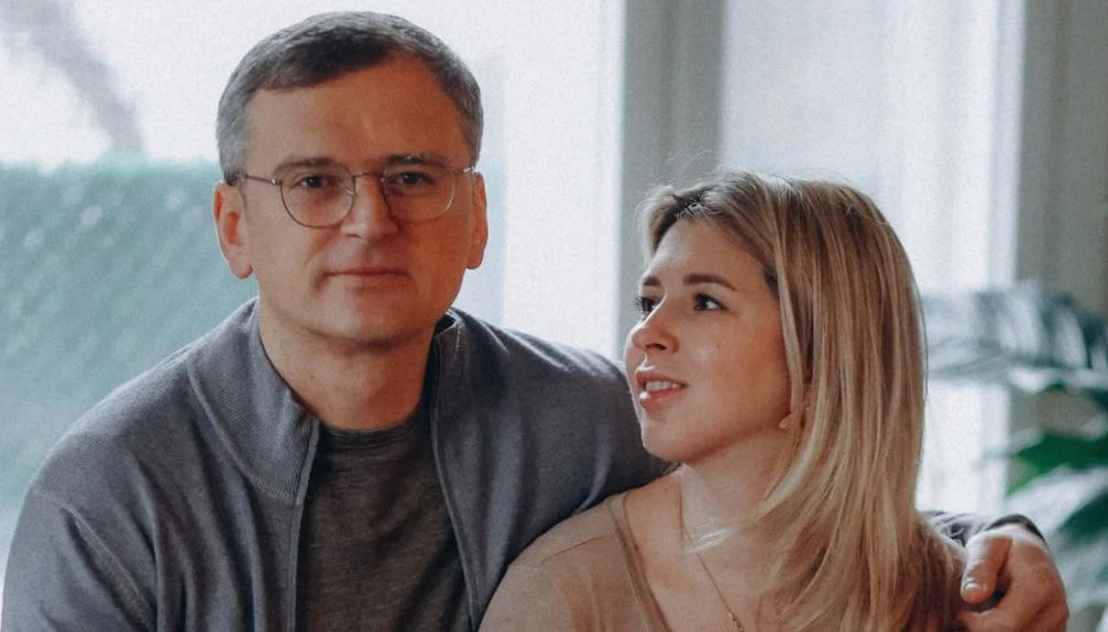 Наречена Кулеби в ефектному декольте зустріла 42-річчя: ексміністр показав їхнє перше фото Наречена Кулеби в ефектному декольте зустріла 42-річчя: ексміністр показав їхнє перше фото