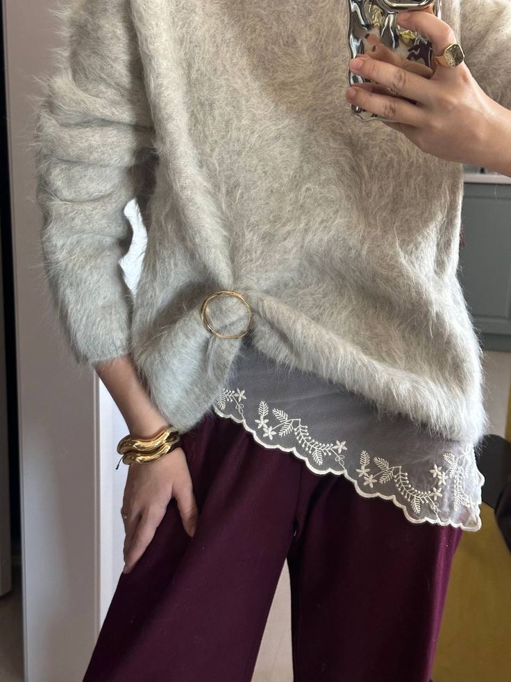 Зі штанами чи спідницею — светр однаково буде стильним доповненням образу