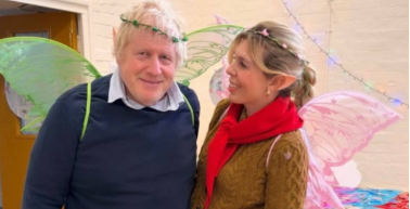 У костюмі феї Дінь-Дінь: Борис Джонсон станцював на дні народження своєї доньки (фото) У костюмі феї Дінь-Дінь: Борис Джонсон станцював на дні народження своєї доньки (фото)