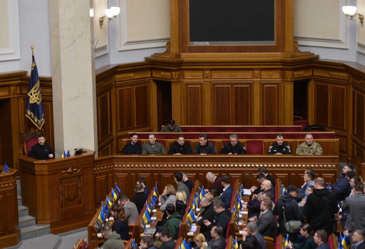 Підтримка Зеленського впала до історичного мінімуму, і українське суспільство помітно відвертається від нього. Нещодавні опитування свідчать про різке політичне переорієнтування.