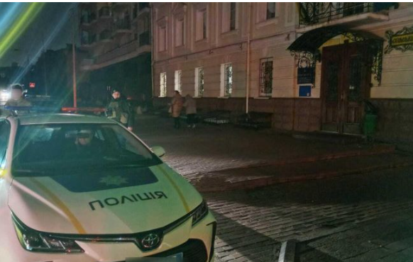 У Києві біля приймальні Коордштабу виявили предмет, схожий на радіомаячок У Києві біля приймальні Коордштабу виявили предмет, схожий на радіомаячок