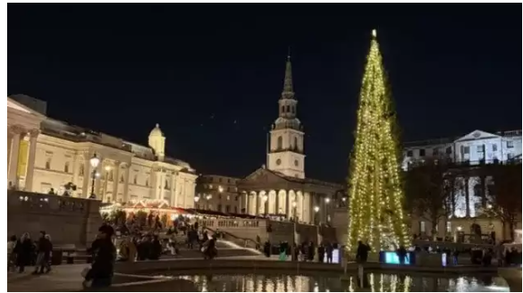 Як солоний огірок: світ знову сміється з новорічної ялинки у Лондоні Як солоний огірок: світ знову сміється з новорічної ялинки у Лондоні