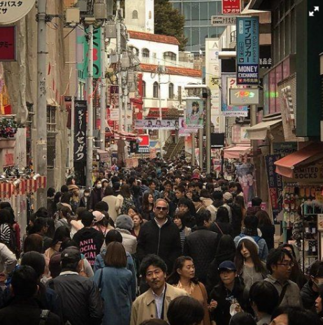 Мережу потішили люди-«велетні», які відвідали Японію (ФОТО) Мережу потішили люди-«велетні», які відвідали Японію (ФОТО)