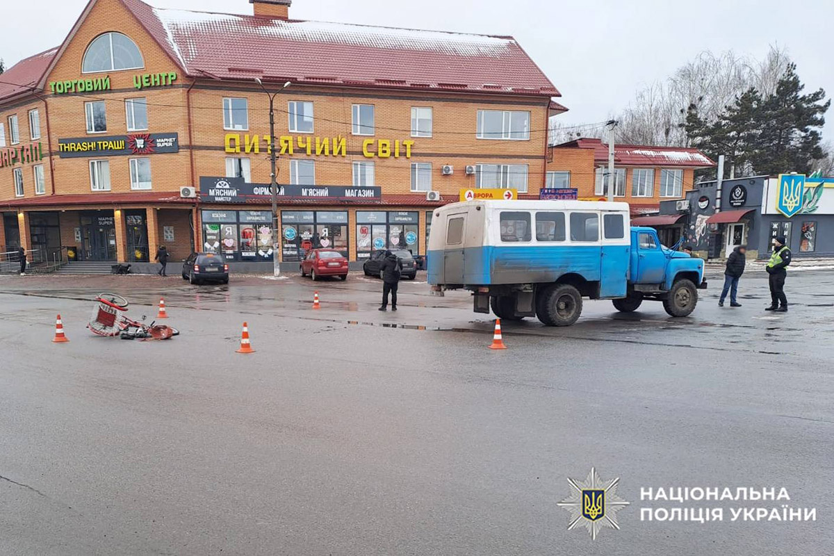 На Хмельниччині внаслідок ДТП потрапила до реанімації кермувальниця електровелосипеда На Хмельниччині внаслідок ДТП потрапила до реанімації кермувальниця електровелосипеда