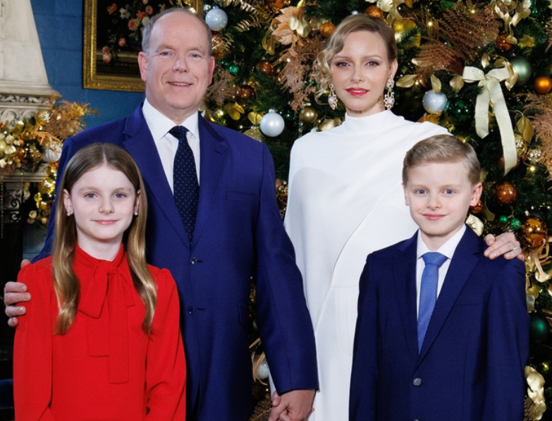 Білосніжна княгиня Шарлін і князь Альбер ІІ з дітьми у святкових луках привітали з Новим роком (фото) Білосніжна княгиня Шарлін і князь Альбер ІІ з дітьми у святкових луках привітали з Новим роком (фото)
