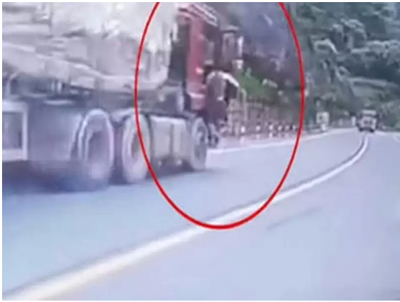 Спритний китаєць примудрився наздогнати «вантажівку, що втекла» Спритний китаєць примудрився наздогнати «вантажівку, що втекла»