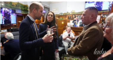 Принцесі Уельській в пабі вручили несподіваний подарунок для її дочки Шарлотти Принцесі Уельській в пабі вручили несподіваний подарунок для її дочки Шарлотти