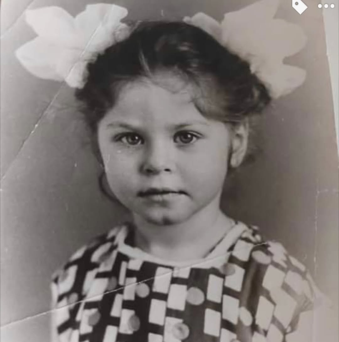 Аксельрод повідомив про смерть мами і поділився фото її в юності Аксельрод повідомив про смерть мами і поділився фото її в юності