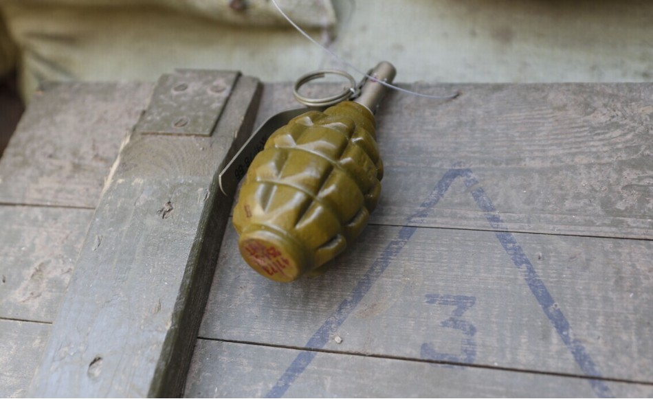 У Чернівецькій області невідомий кинув гранату в авто поліції, двоє поранених У Чернівецькій області невідомий кинув гранату в авто поліції, двоє поранених