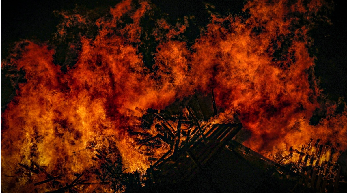 Військовий показав момент удару по нафтобазі в окупованому Луганську 22 лютого Військовий показав момент удару по нафтобазі в окупованому Луганську 22 лютого