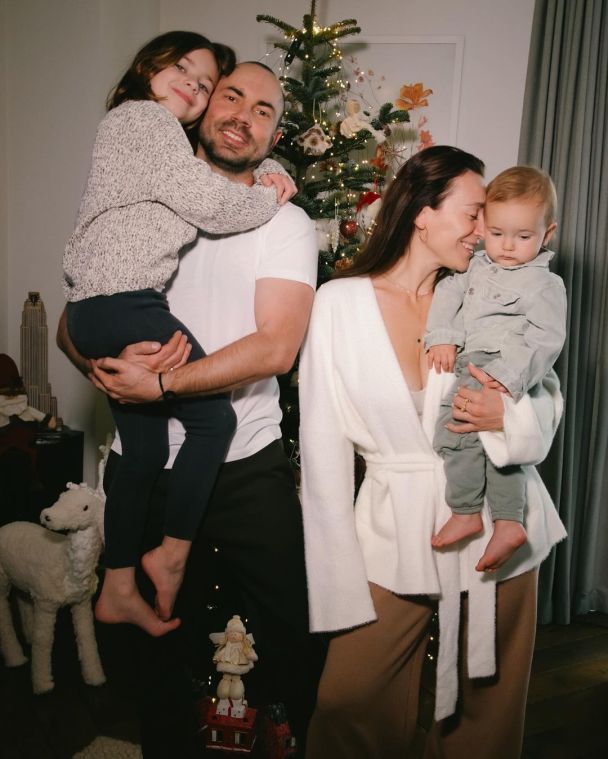 Андрій Бєдняков та Анастасія Коротка з дітьми / © instagram.com/nastyakorotkaya