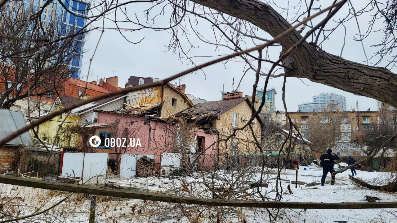 Пошкоджений будинок та діра в стелі: наслідки атаки РФ на Печерськ у Києві Пошкоджений будинок та діра в стелі: наслідки атаки РФ на Печерськ у Києві
