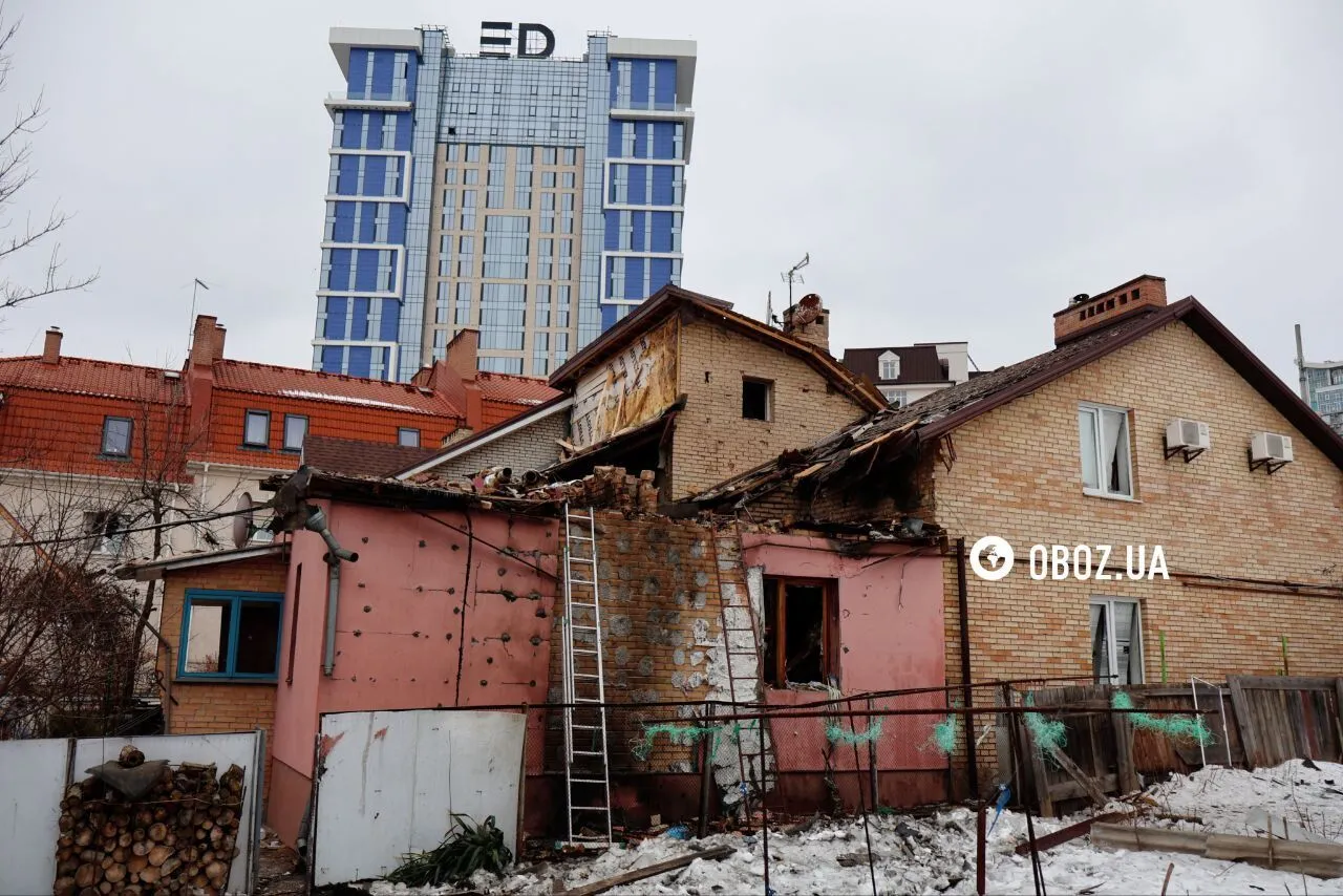 Пошкоджений будинок та діра в стелі: наслідки атаки РФ на Печерськ у Києві Пошкоджений будинок та діра в стелі: наслідки атаки РФ на Печерськ у Києві