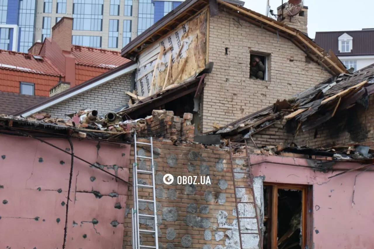 Пошкоджений будинок та діра в стелі: наслідки атаки РФ на Печерськ у Києві Пошкоджений будинок та діра в стелі: наслідки атаки РФ на Печерськ у Києві