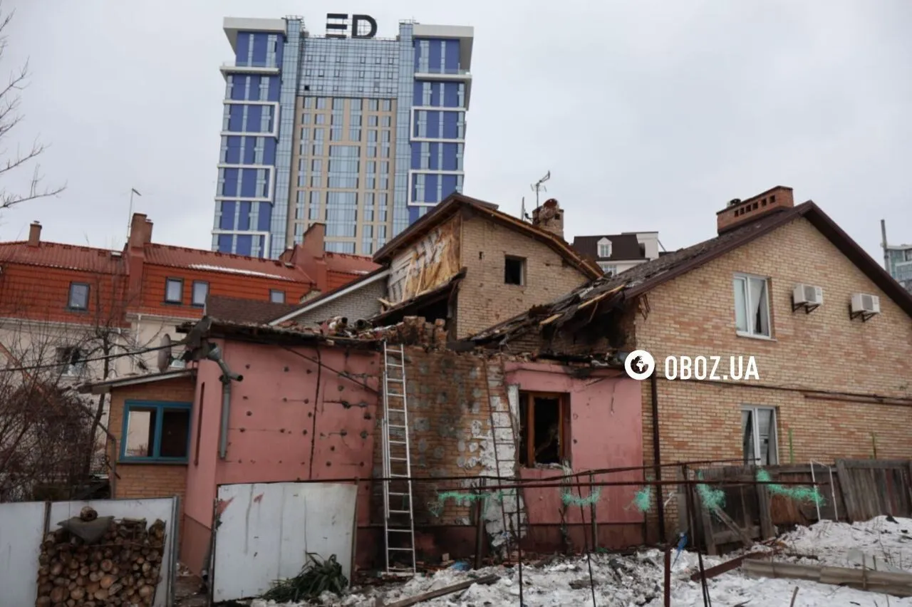 Пошкоджений будинок та діра в стелі: наслідки атаки РФ на Печерськ у Києві Пошкоджений будинок та діра в стелі: наслідки атаки РФ на Печерськ у Києві