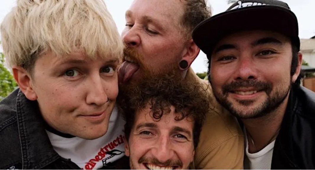 В Австралії барабанщик впав зі сцени у воду з акулами (відео) В Австралії барабанщик впав зі сцени у воду з акулами (відео)