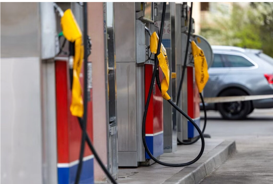 В одній із країн Європи обмежили продаж пального через ажіотаж і дефіцит на АЗС В одній із країн Європи обмежили продаж пального через ажіотаж і дефіцит на АЗС