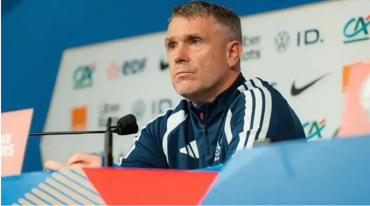 Ребров відповів на показовий банер вболівальників Ребров відповів на показовий банер вболівальників