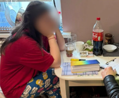 Обіцяла бронювання та виїзд за кордон: у Києві викрили 27-річну шахрайку Обіцяла бронювання та виїзд за кордон: у Києві викрили 27-річну шахрайку