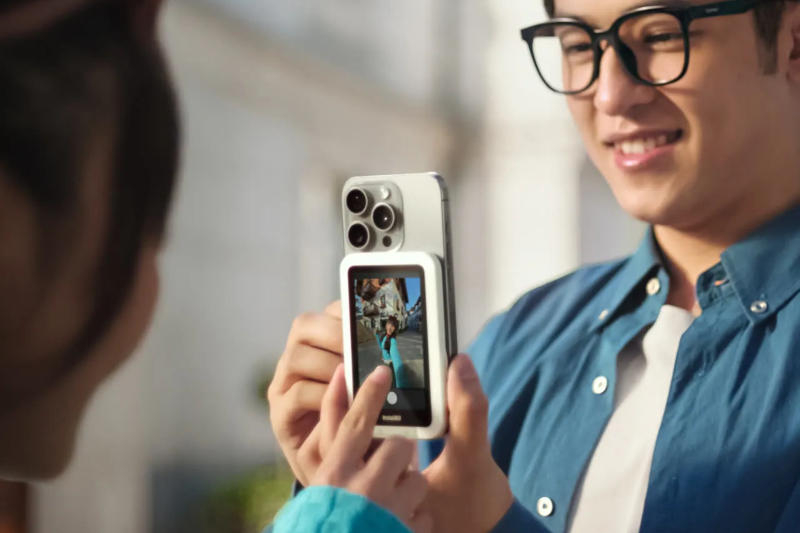 Представлено Insta360 Snap — цифрове дзеркало для зйомки селфі на основну камеру смартфона Представлено Insta360 Snap — цифрове дзеркало для зйомки селфі на основну камеру смартфона