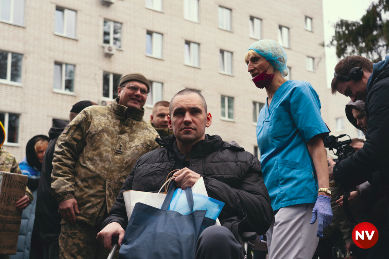 Звільнених полонених зустрічають в Україні (Фото: Сергій Окунєв / NV)