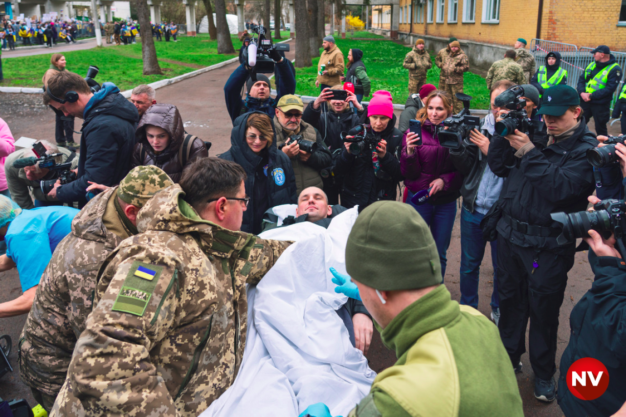 Звільнених полонених зустрічають в Україні (Фото: Сергій Окунєв / NV)