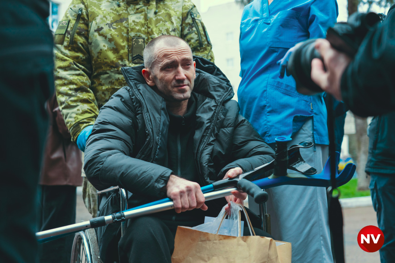 Звільнених полонених зустрічають в Україні (Фото: Сергій Окунєв / NV)