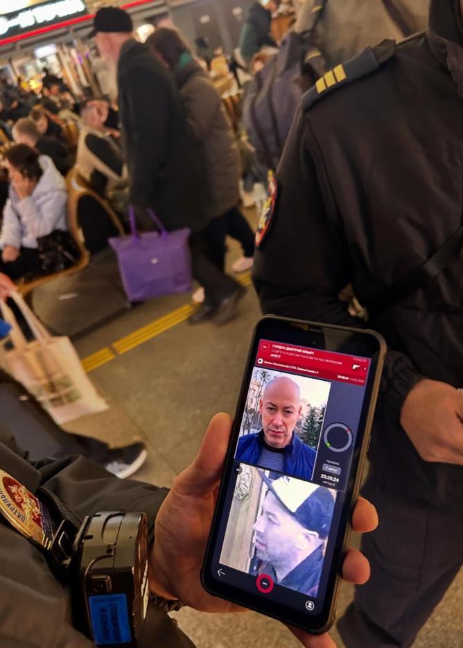 Майже затримали «терориста»: у Петербурзі система розпізнавання облич сплутала музиканта з Дмитром Гордоном Майже затримали «терориста»: у Петербурзі система розпізнавання облич сплутала музиканта з Дмитром Гордоном