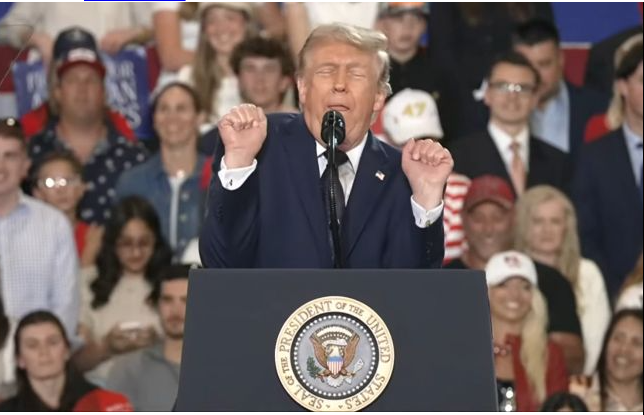Корчив мармизи й наговорив дичини: Трамп зустрівся зі студентами (відео) Корчив мармизи й наговорив дичини: Трамп зустрівся зі студентами (відео)